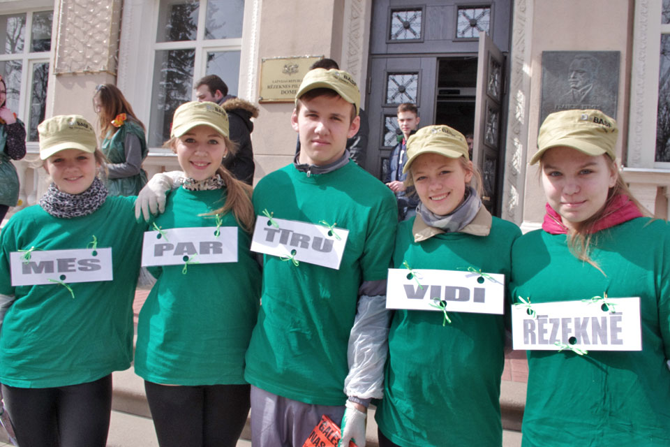 Jaunieši — “atkritumiem pa pēdām!’’