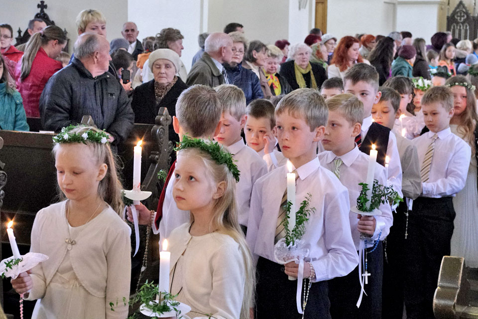 PIRMĀ KOMŪNIJA