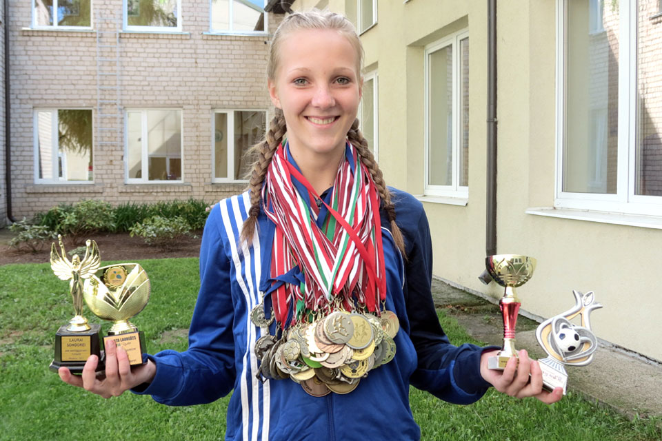 DAIĻĀ FUTBOLISTE LAURA