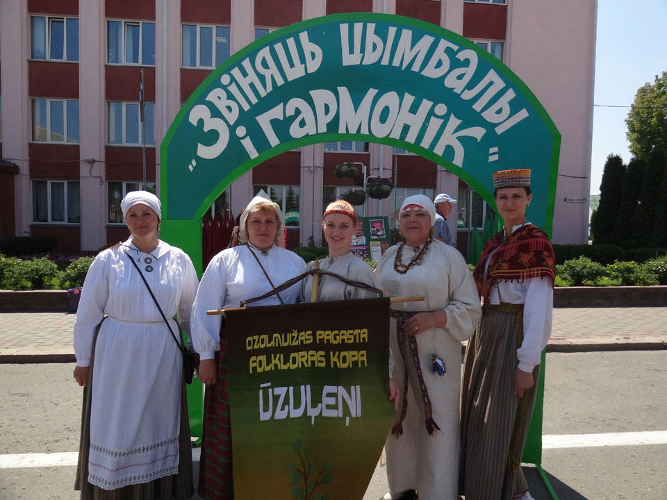 AR SENĀM TRADĪCIJĀM — POSTAVĀ