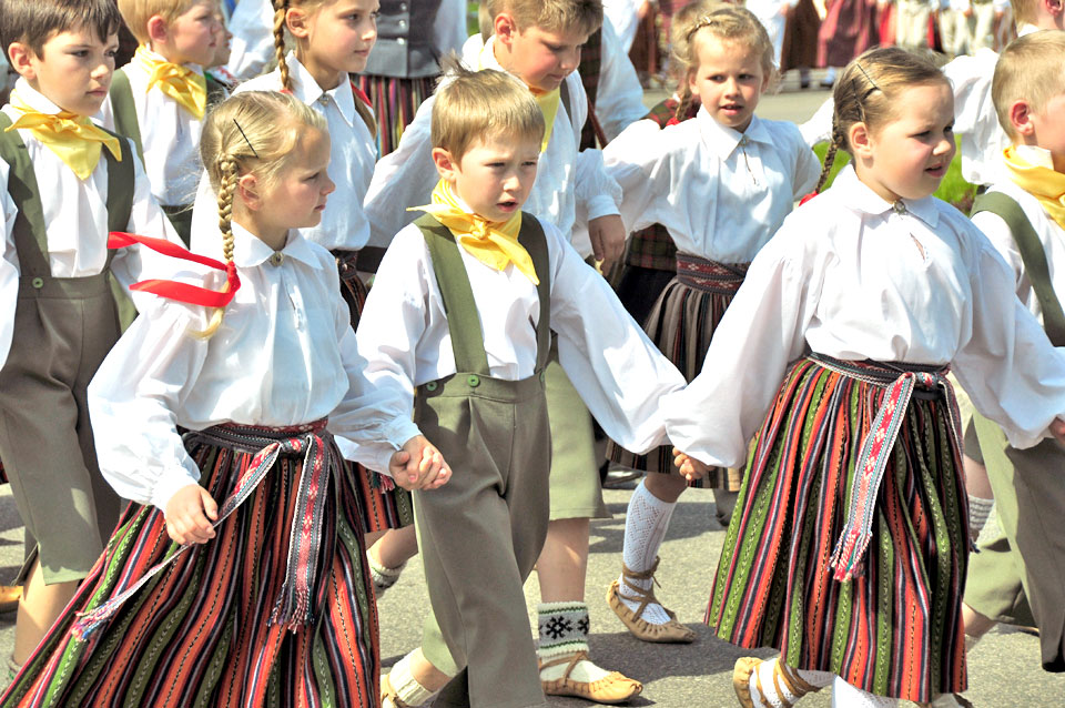 SVĒTKI IR SĀKUŠIES!