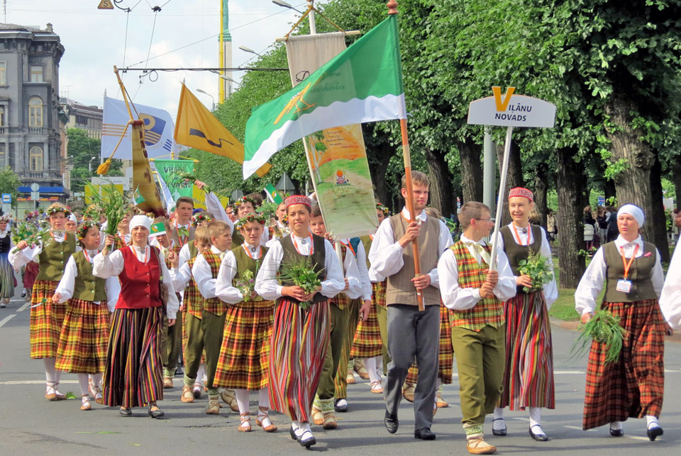 KAUT NOGURUŠI, BET LAIMĪGI