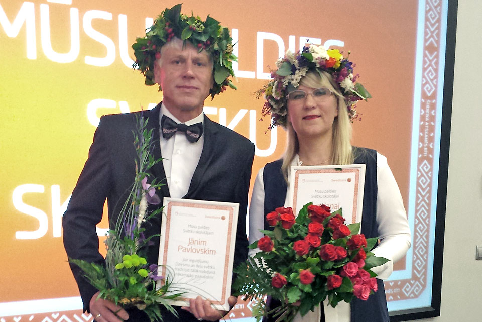 PALDIES SVĒTKU SKOLOTĀJIEM