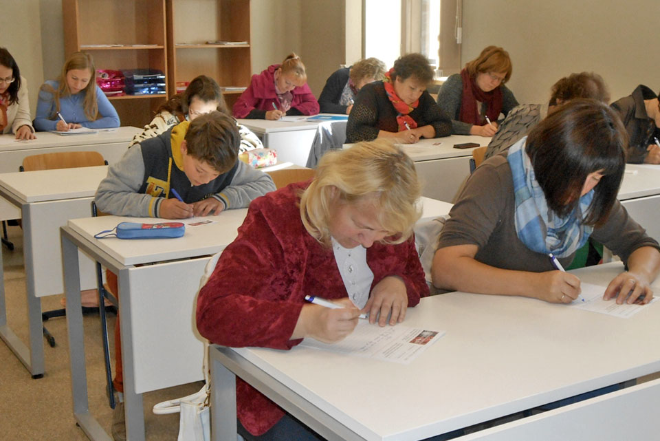 MĒS RAKSTĪJĀM DIKTĀTU