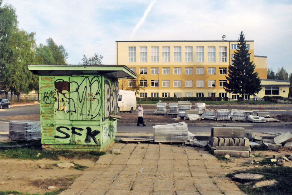 BŪDA UZ SKOLAS FONA