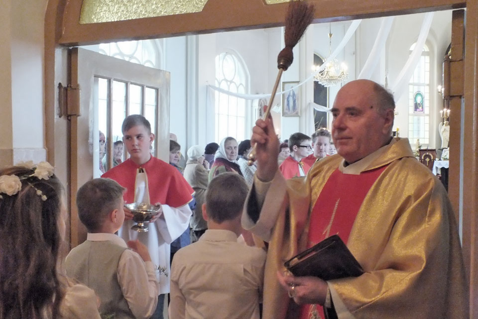 DIEVIŅ, SARGĀ MŪSU PRIESTERUS!