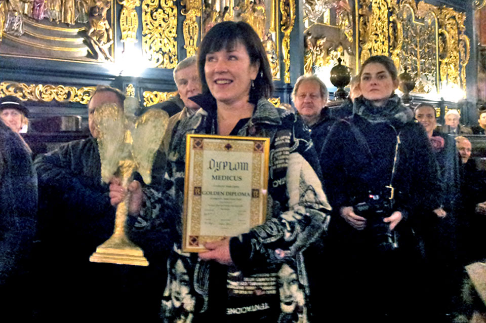 С ЗОЛОТЫМ ДИПЛОМОМ И АНГЕЛОМ