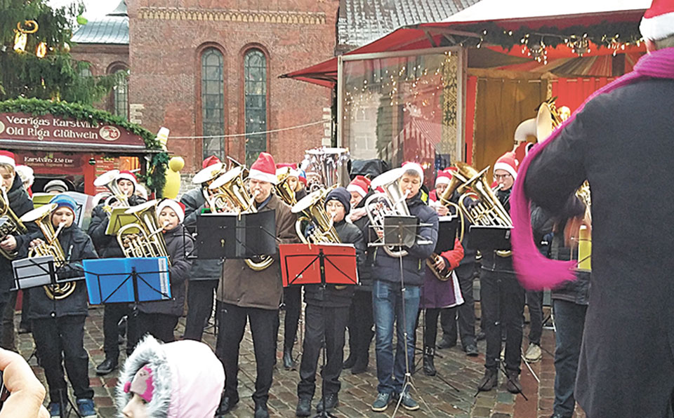 TUBAS IZSPĒLĒJA ZIEMASSVĒTKUS