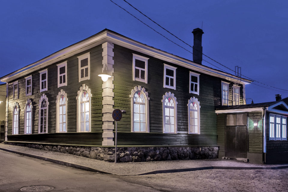 ATKLĀS RENOVĒTO ZAĻO SINAGOGU
