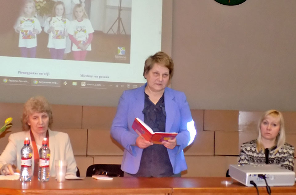 DZEJA IR SENA MĀKSLA