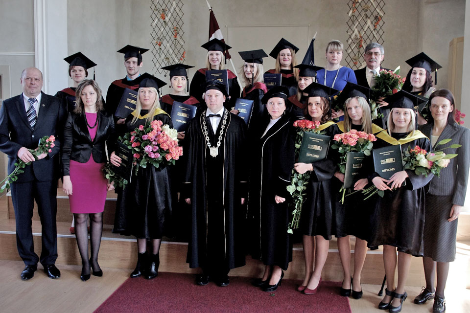 AR JAUNIEM DIPLOMIEM ROKĀS