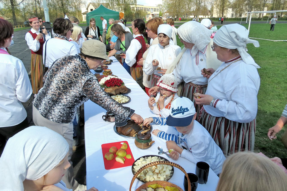 PIE BALTĀ GALDA