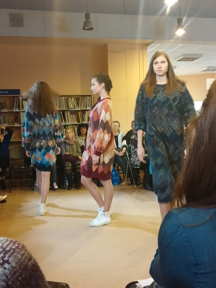 SEVI PARĀDĪJĀM, UZ CITIEM PASKATĪJĀMIES…
