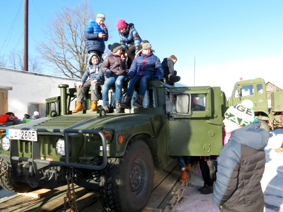 TIKĀS AR KARAVĪRIEM