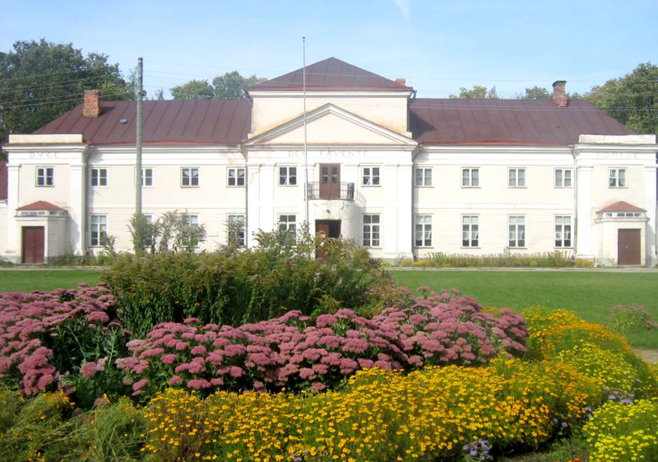AR VELOSIPĒDU UZ VARAKĻĀNU PILI
