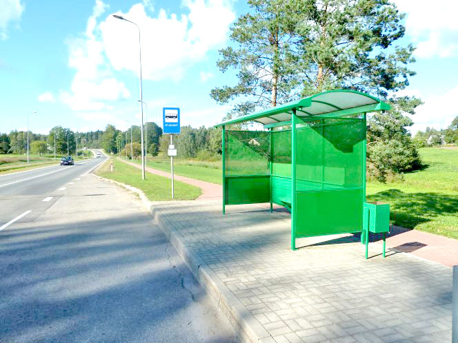UZ BAZNĪCU UN TIRGU