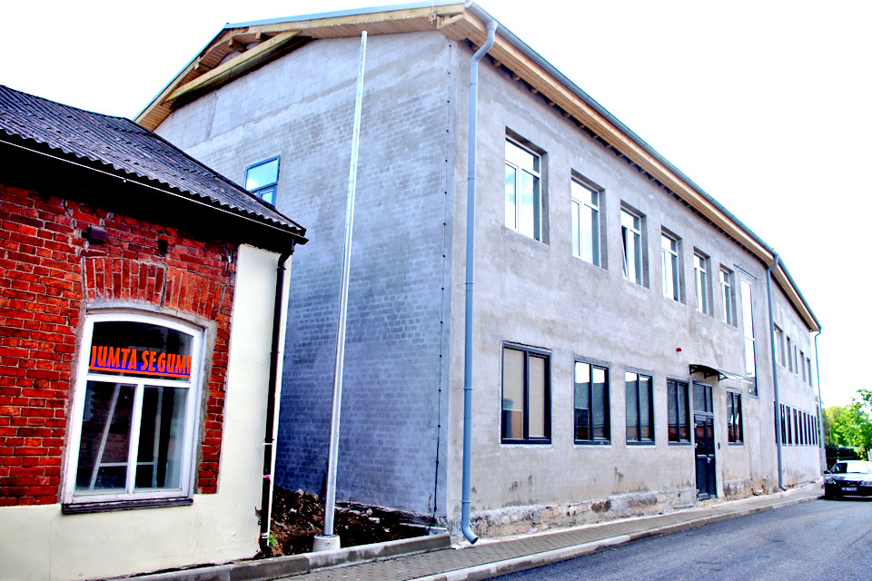 NE VIESU MĀJA, BET PAGAIDU PATVĒRUMS