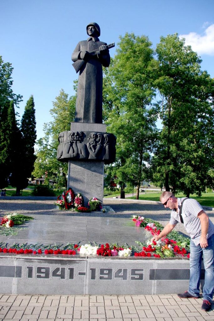 GODINĀJA PIEMIŅU, NOLIKA ZIEDUS