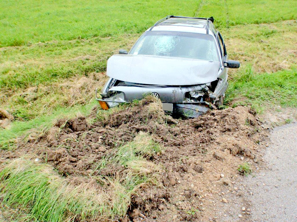 AVARĒ AR NOZAGTU AUTO