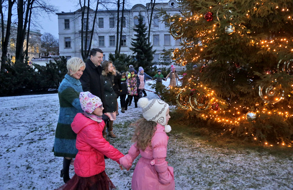 KOPĀ AR VALSTS PREZIDENTU IEDEDZA ZIEMASSVĒTKU EGLĪTI