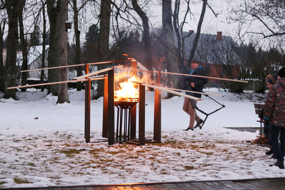 AR UGUNS SKULPTŪRĀM VALKĀ