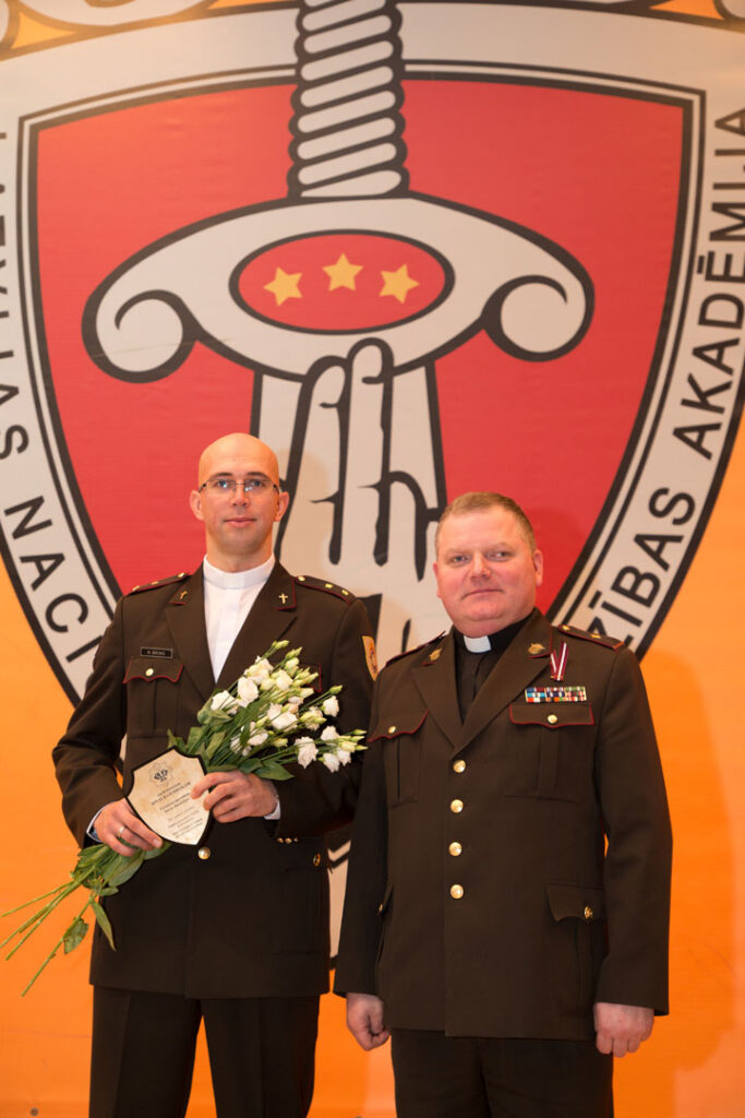 PRIESTERIS — KARAVĪRS