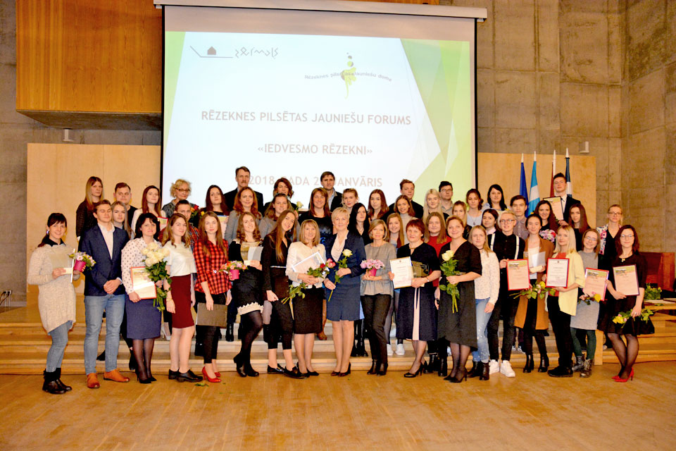 APBALVOTI RĒZEKNES JAUNIEŠU IEDVESMOTĀJI