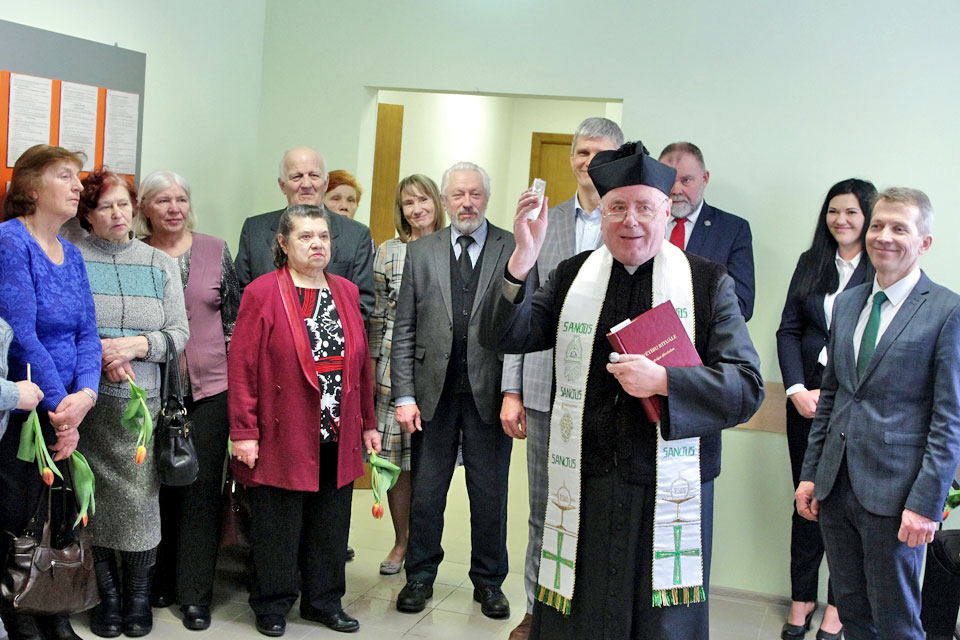 “ŠEIT GAIŠI, PLAŠI, MĀJĪGI…”