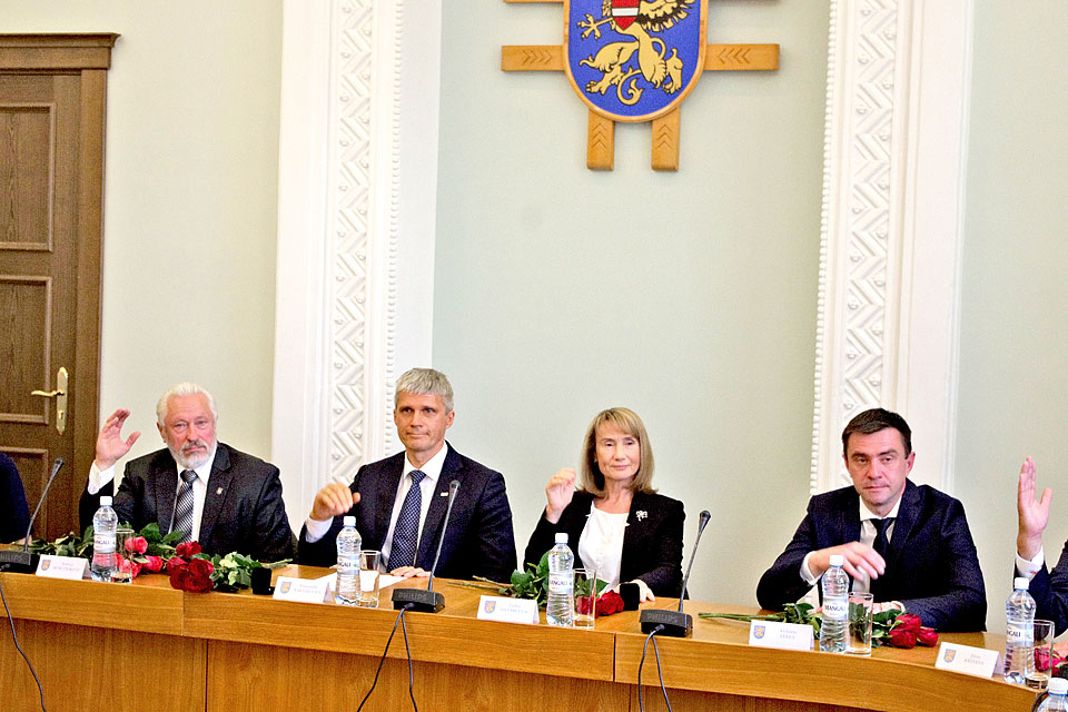 AIZŅEMSIES VAIRĀK NEKĀ DIVUS MILJONUS