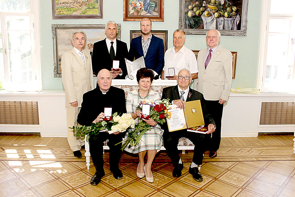 PAR PRIEKŠZĪMĪGU DARBU