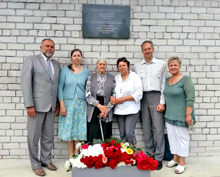 «ЕСТЬ УЛИЦА МОЯ И САД ДУШИ МОЕЙ…»