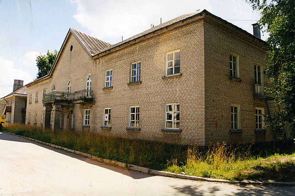 VĒL VIENA MĀJA — DZĪVOŠANAI NEDERĪGA