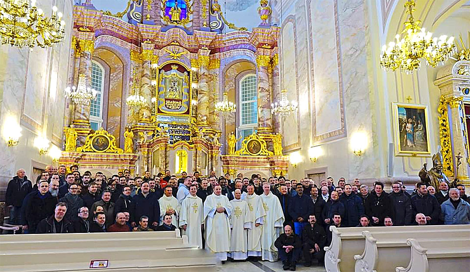 VĪRI, LAIKS CELTIES!