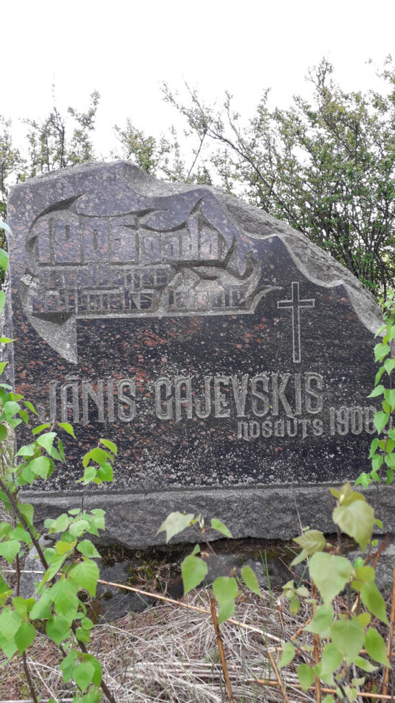 PAR KŪ KLUSEJ PĪMINEKLIS,