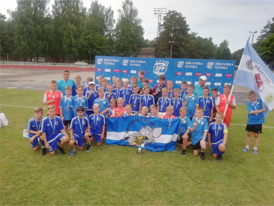 MAZIE FUTBOLISTI IZCĪNA SUDRABU