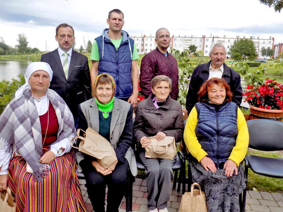 AUGUSTS RATNIEKOS SĀKAS AR SVĒTKIEM