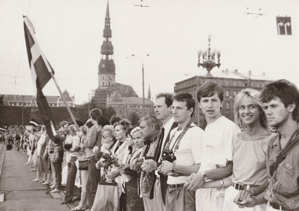 PAR BRĪVĪBU — SADEVUŠIES ROKĀS