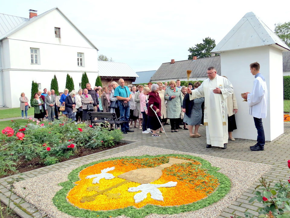 NO TŪKSTOŠIEM ZIEDLAPIŅU