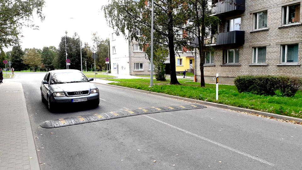 GUĻOŠS POLICISTS RŪPNĪCAS IELĀ!
