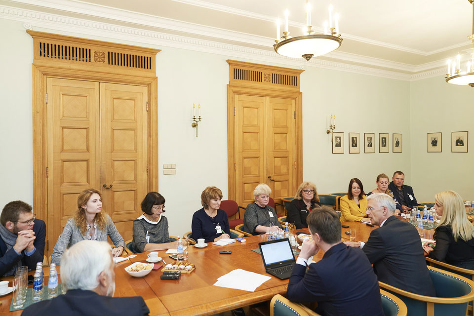 MINISTRU PREZIDENTS TIKĀS AR ŽURNĀLISTIEM
