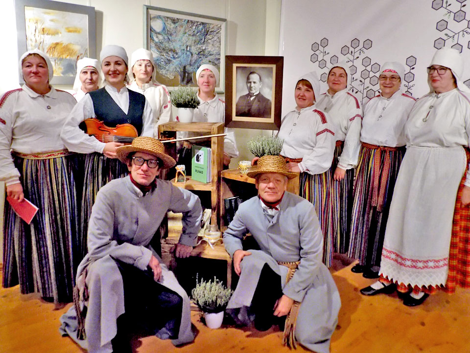 LATVIJAI PĀRI SKAN TRASUNA VĀRDS