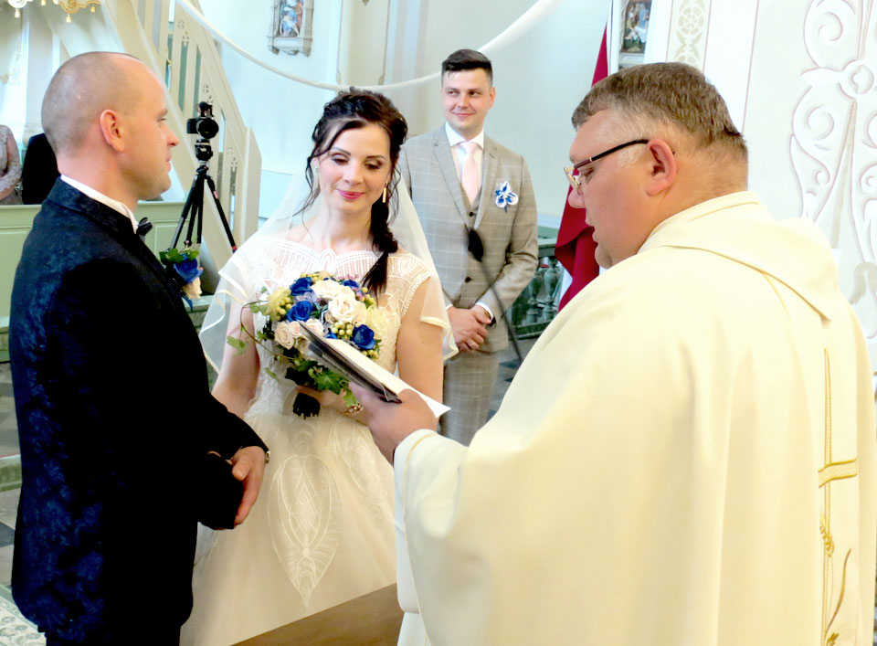 ROKU ROKĀ AR DIEVA SVĒTĪBU