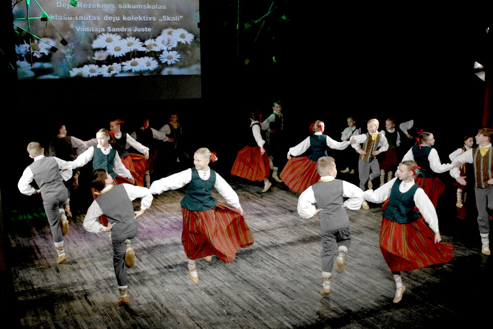 GATAVOJOTIES DZIESMU UN DEJU SVĒTKIEM