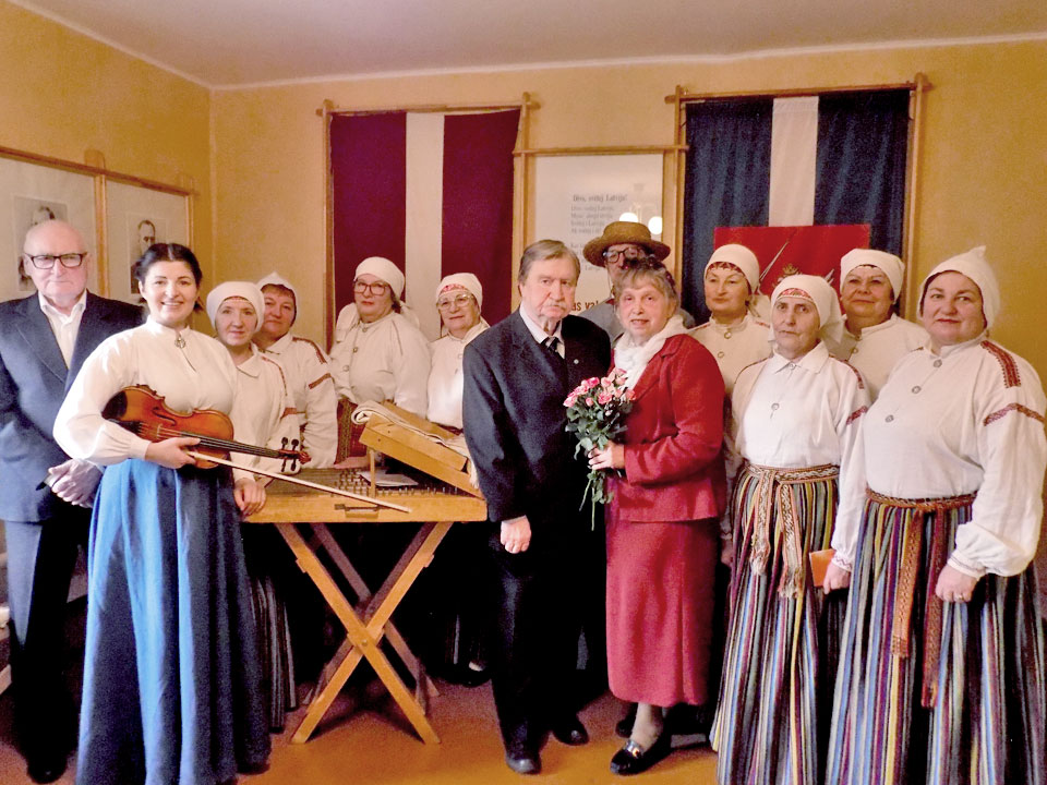 MES ASAM ĻŪTI LAIMEIGA, SENA TAUTA