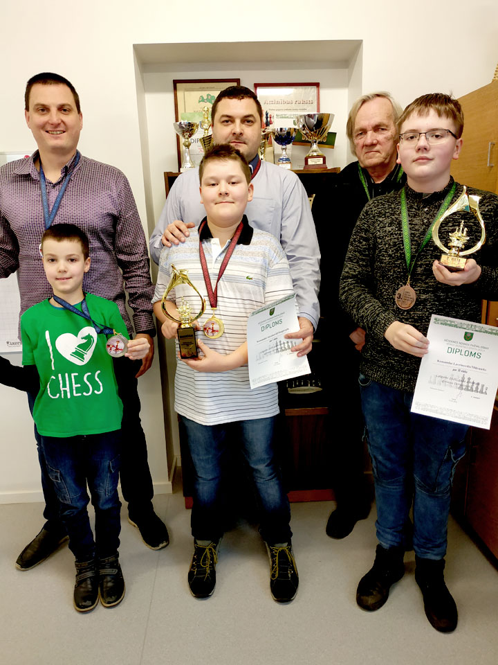 PIRMAIS ĢIMEŅU ČEMPIONĀTS