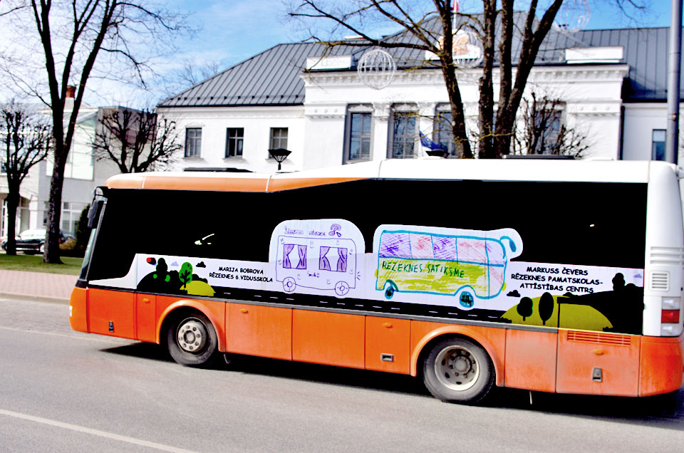 BĒRNU ZĪMĒJUMI IZDAIĻOJUŠI AUTOBUSUS