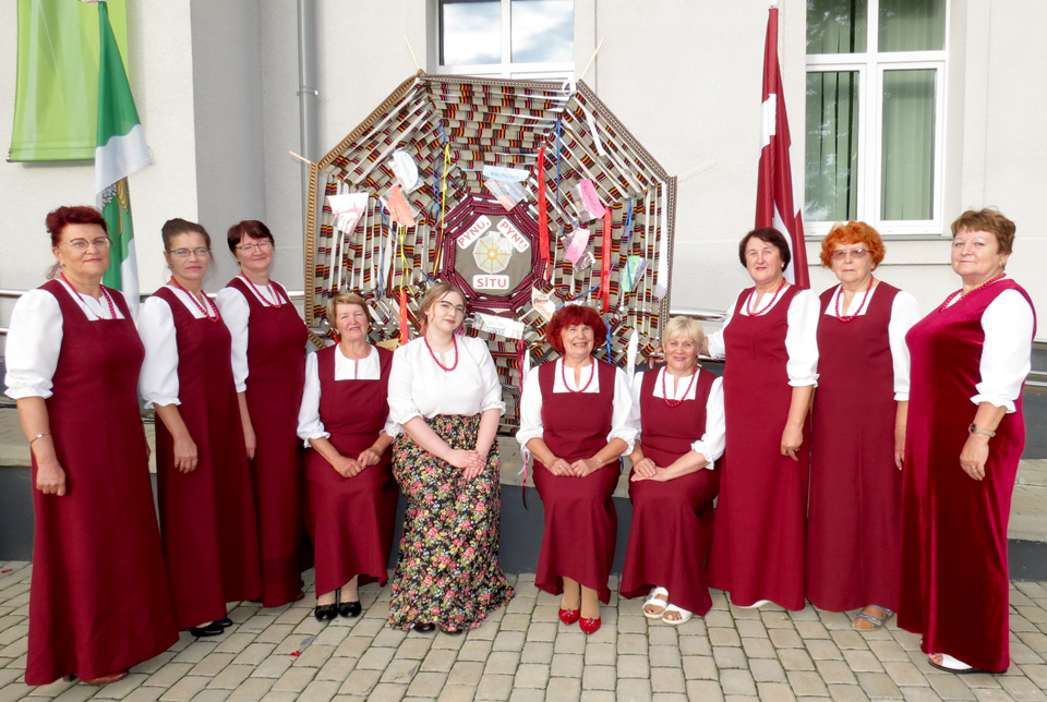 KRĀŠŅI UN DAUDZVEIDĪGI