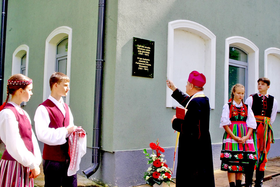 “TURĒT CIEŅĀ UN GODĀ”