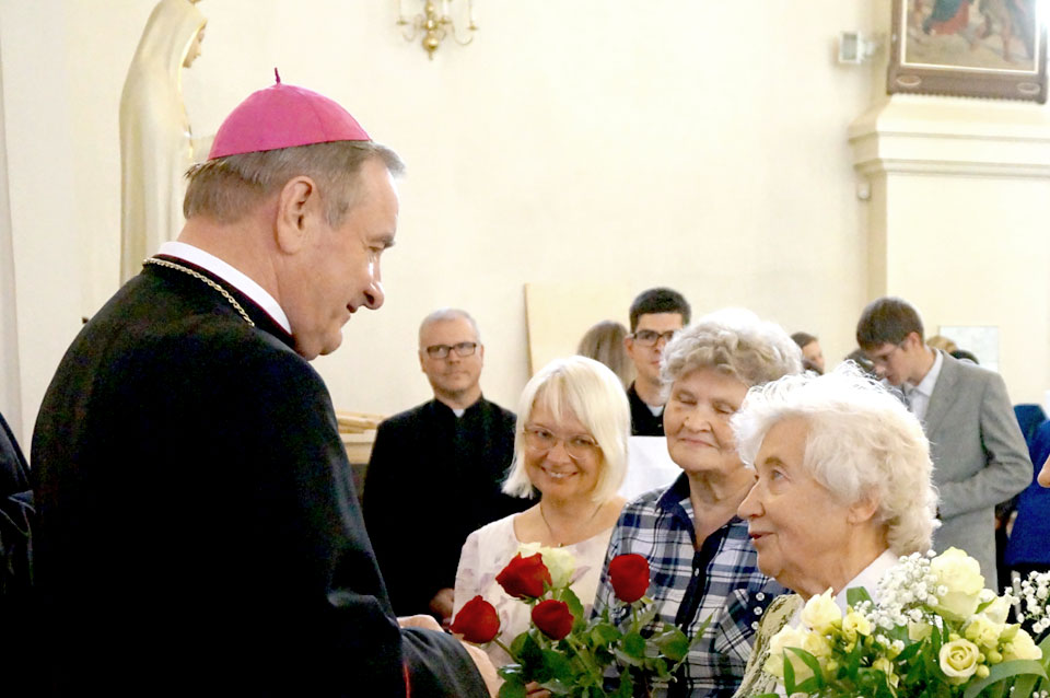 BALTU ZIEDU KLĒPJI,