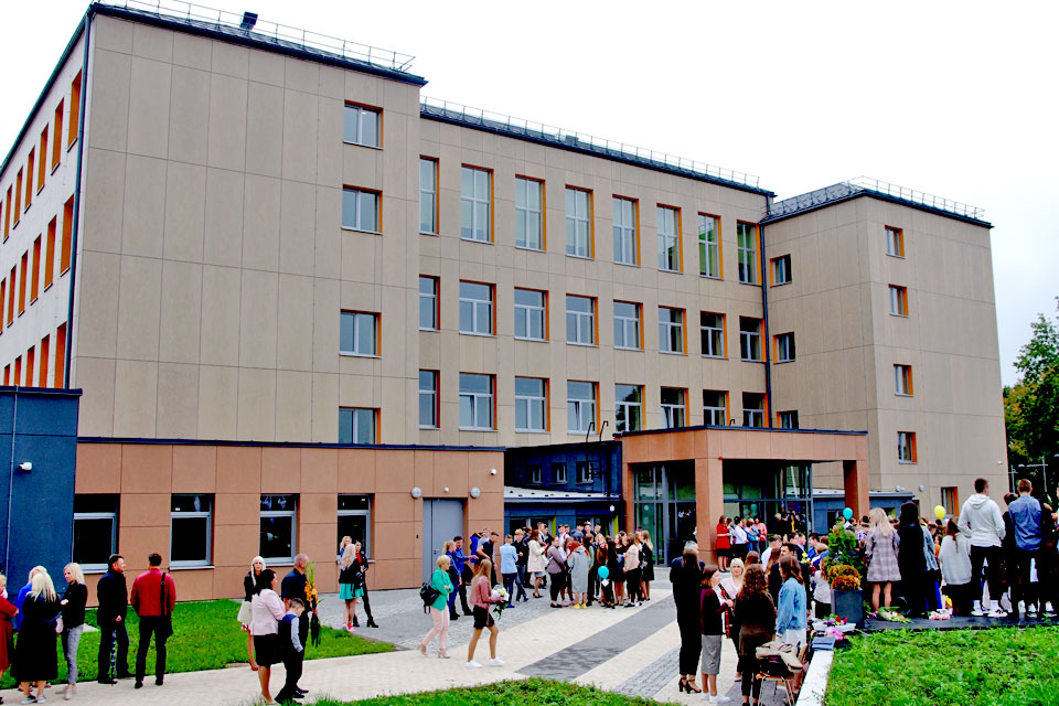 PAR SKOLĀM, REMONTIEM UN BEZMAKSAS PUSDIENĀM